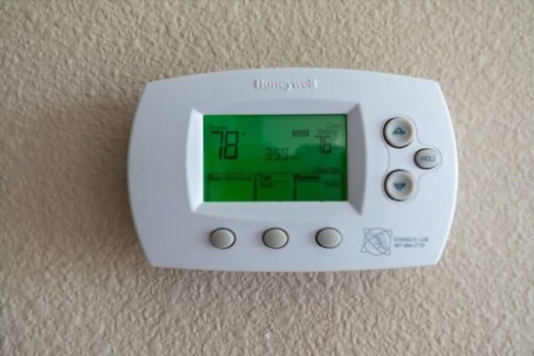 Wie tausche ich die Batterie im Honeywell-Thermostat aus?